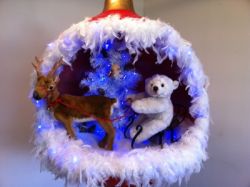Ours et renne dans une boule de Noël